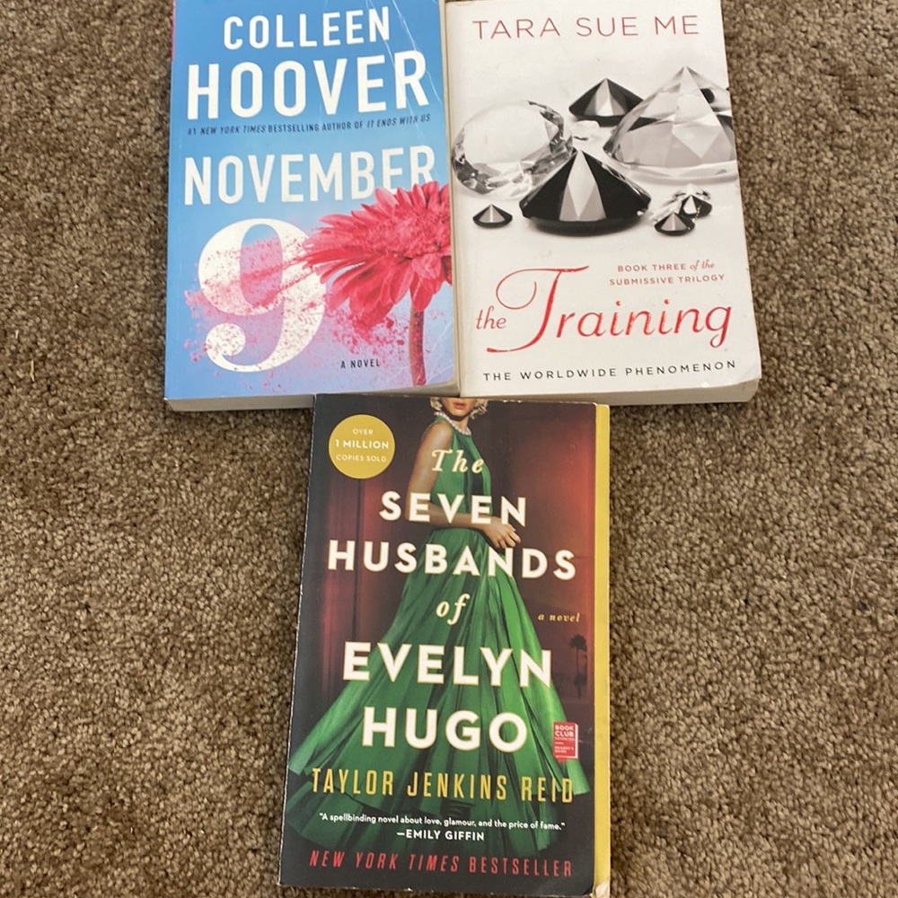 BOOK BUNDLE: COLEEN HOOVER AND MORE - Picture 3 of 4